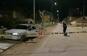 Bıçaklandıktan sonra aracıyla hastaneye giderken kaza yaptı: 1 ölü