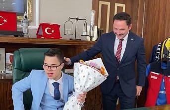 Biga Kaymakamı Kayabaşı, koltuğunu Down sendromlu Muharreme bıraktı