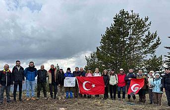 Bin 900 rakımlı dağın zirvesinde Türk Bayrağı açtılar