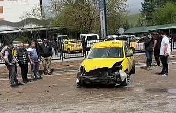 Bingölde otomobil refüje vurdu: 3 yaralı