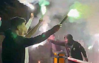Bir grup taraftar şampiyonluğu kutlamak için deplasmana gitti