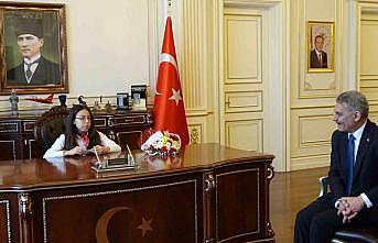 Bir günlüğüne vali olan çocuk kuraklığa dikkat çekti