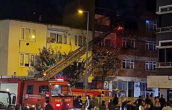 Boş dairede çıkan yangın mahalleliyi sokağa döktü