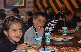 Bulanıkta köy çocuklarına pizza ikramı