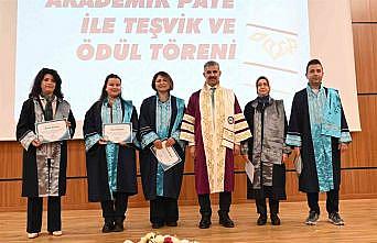 ÇAKÜde başarılı olan akademisyenler ödüllendirildi