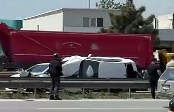Çarpıştığı otomobil ile bariyer arasında sıkıştı