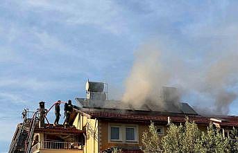 Çatıda çıkan yangın evi sardı