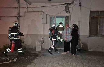 Çatıda çıkan yangın mahalle sakinlerini sokağa döktü