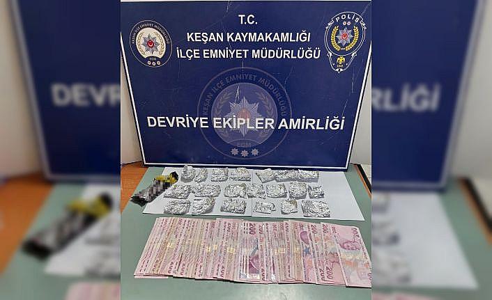 Çikolata paketine sakladığı uyuşturucu ile yakalandı
