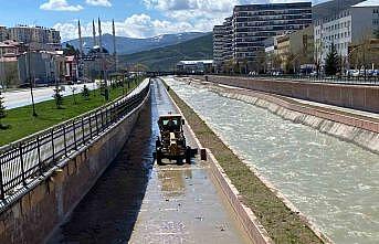 Çöplerle dolu olan yürüyüş yolu sonunda temizleniyor