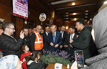 Cumhurbaşkanı Erdoğandan geceyi dışarda geçiren vatandaşları ziyaret