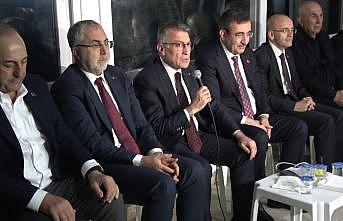 Cumhurbaşkanı Yardımcısı Yılmazdan Mevlüt Çavuşoğluna taziye ziyareti