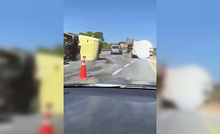D020de yem yüklü silobas devrildi: Yemler yola savruldu
