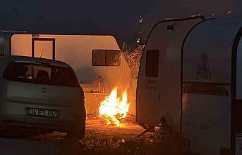 Deprem sonrası vatandaşlar karavanda ve parklarda geceliyor