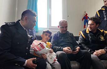 Depremde öksüz kalan Çınar Efeye polislerden bayram ziyareti