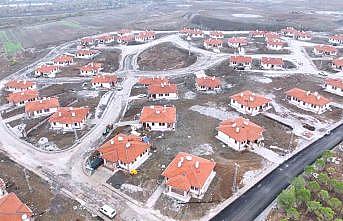 Depremin ardından Kadıoğluçiftliğindeki köy evlerinde yaşam başladı