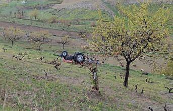 Devrilen traktörün altında kalan sürücü hayatını kaybetti