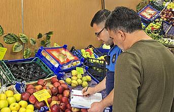 Efelerde zabıta ekipleri manavlarda fiyat etiketlerini denetledi