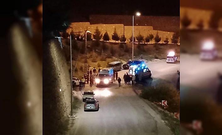 Elazığda otomobil elektrik direğine çarptı : 3 yaralı
