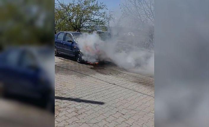 Elazığda park halindeki otomobil alev alev yandı