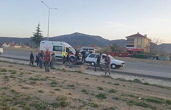 Elektrikli bisiklet sürücüsü park halindeki araca çarptı: 1 yaralı
