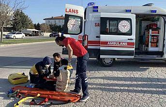 Elektrikli motosikletten düşen genç yaralandı