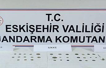 Ellerindeki tarihi eserlere müşteri ararken jandarmaya yakalandılar