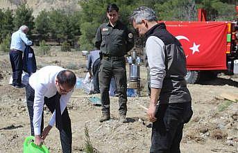 Emekli öğretmenler doğa için kolları sıvadı, onlarca fidan dikti