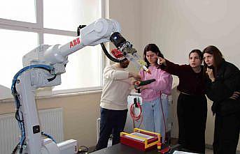 Endüstriyel robotlara kadın eli değdi