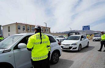Erzincanda trafik denetiminde kolonya ve şeker ikramı
