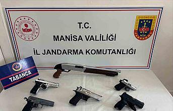Evlerinde ruhsatsız tüfek ve tabancalarla yakalandılar