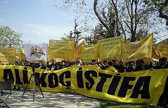 Fenerbahçe Divan Toplantısı sırasında bir grup taraftardan yönetime tepki