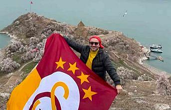 Galatasaray bayrağı Akdamar Adasında dalgalandı
