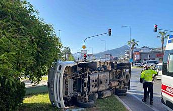 Gazipaşada kamyonet devrildi: 3 yaralı