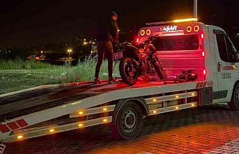 Gazipaşada seyir halindeki motosikletten düşen yolcu yaralandı