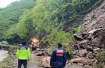 Giresunda heyelan: Yol trafiğe kapatıldı
