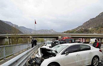 Gümüşhanede otomobil tıra çarptı: 2 kişi yaralandı