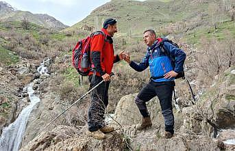 Hakkaride Marunus Şelalesine doğa yürüyüşü