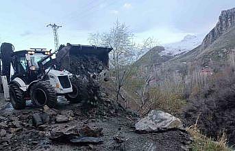 Hakkaride yola düşen kayalar temizlendi