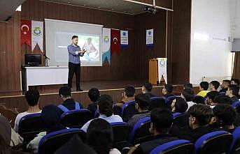 Haliliyede sınava hazırlanan gençlere motivasyon semineri