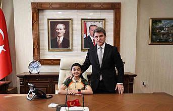 Halk gününde istemişti, Amasyalı Afra vali koltuğunda