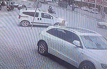 Hatalı dönüş yapan otomobil, motosikletli kadına kaza yaptırdı