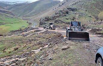 Iğdır‘da sağanak yağış sonrası kapanan köy yolları açıldı