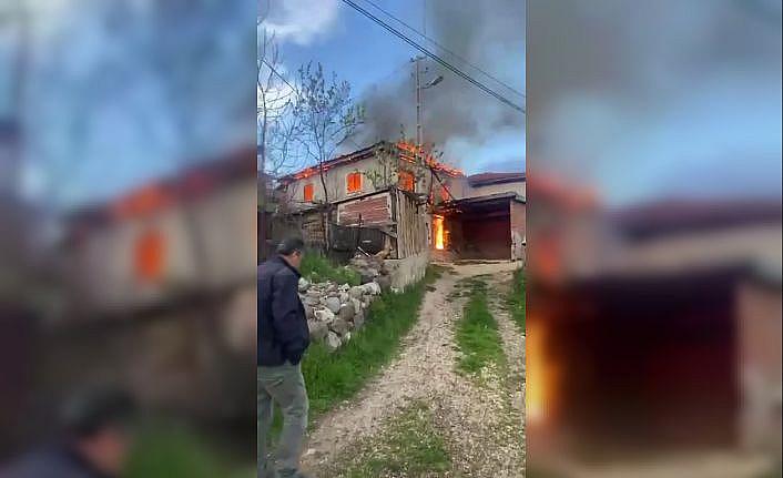 İki katlı ev alevlere teslim oldu