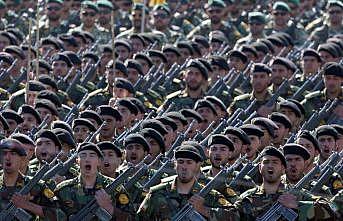 İrandan Ulusal Ordu Gününde gövde gösterisi
