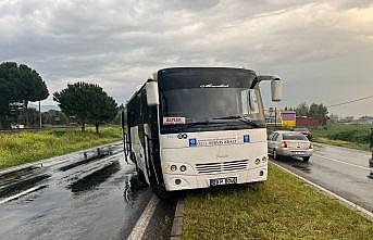 İşçi taşıyan servis aracı orta refüje çıktı