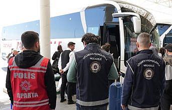 Ispartada yakalanan 9 göçmen sınır dışı edildi