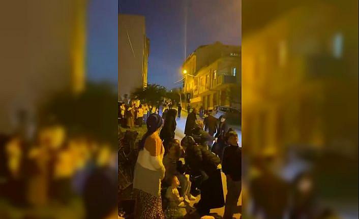 İstanbulda 4,3 büyüklüğünde deprem: Vatandaşlar sokağa döküldü