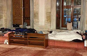 İstanbullular depremin ardından geceyi parklara kurdukları çadırlarda geçiriyor
