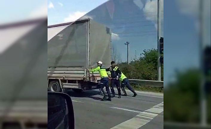 Jandarma arızalanan kamyoneti iterek sürücüye yardım etti